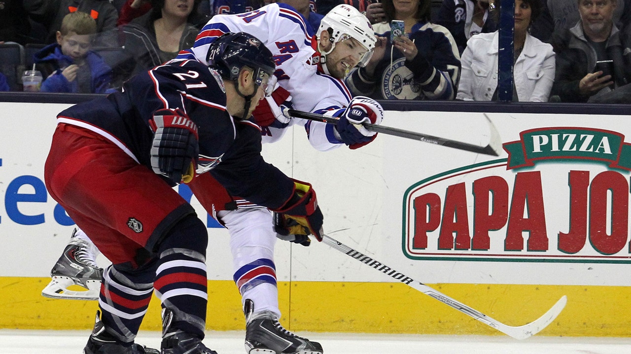 Brassard's third-period goal lifts Rangers, 3-1